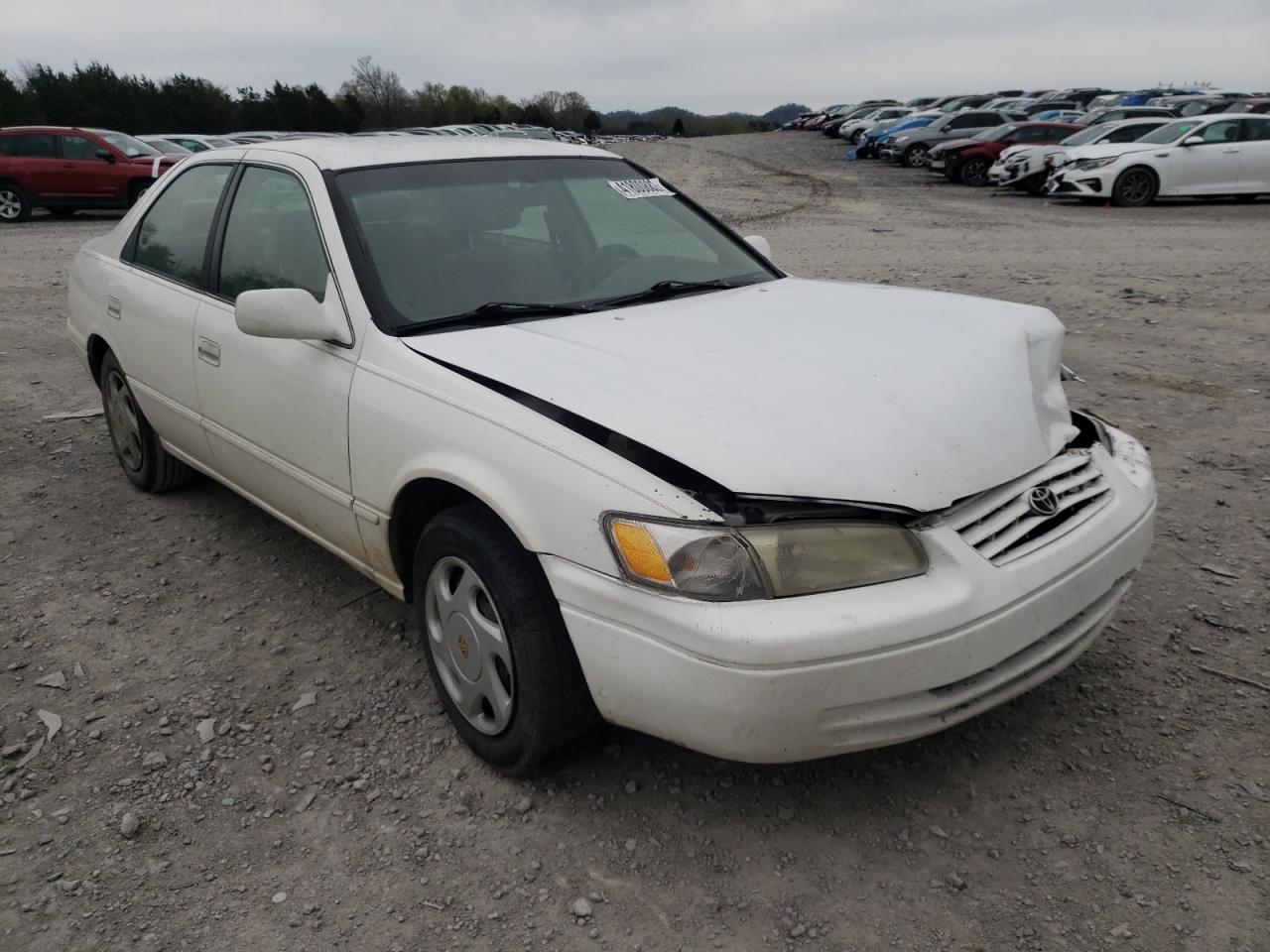 TOYOTA CAMRY CE 1998 with VIN 4T1BF22K4WU925556 - Photo from auction