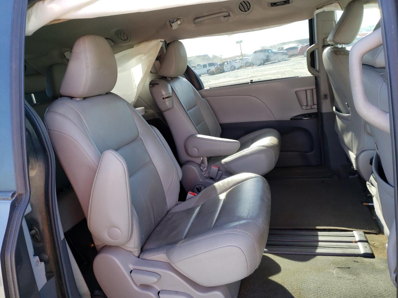 Photo 6 from auction – 2016 TOYOTA SIENNA XLE with VIN 5TDYK3DC2GS699125