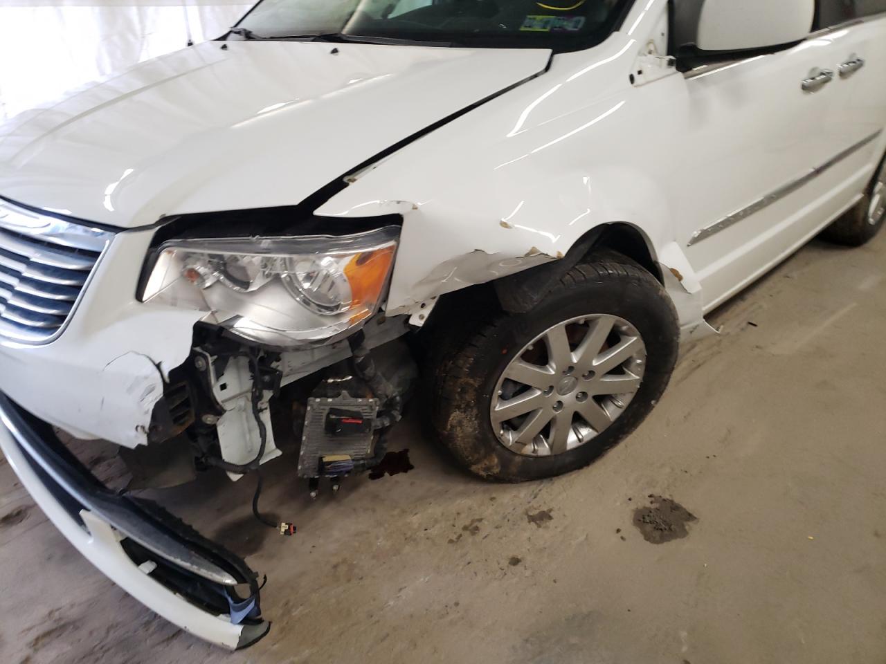 Photo 9 from auction – 2015 CHRYSLER TOWN & COU with VIN 2C4RC1BG1FR753100