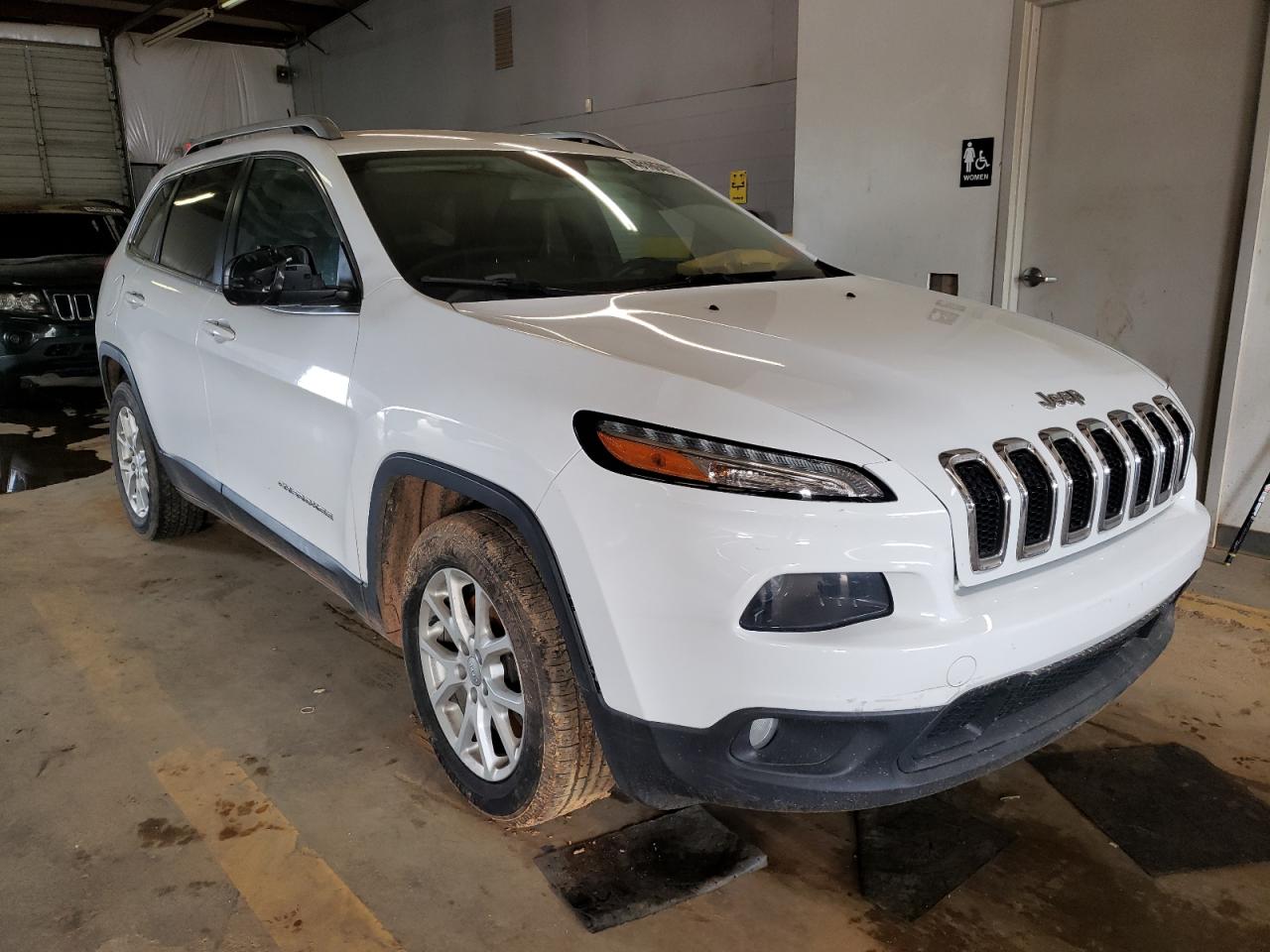Photo 9 from auction – 2015 JEEP CHEROKEE L with VIN 1C4PJLCB2FW536335