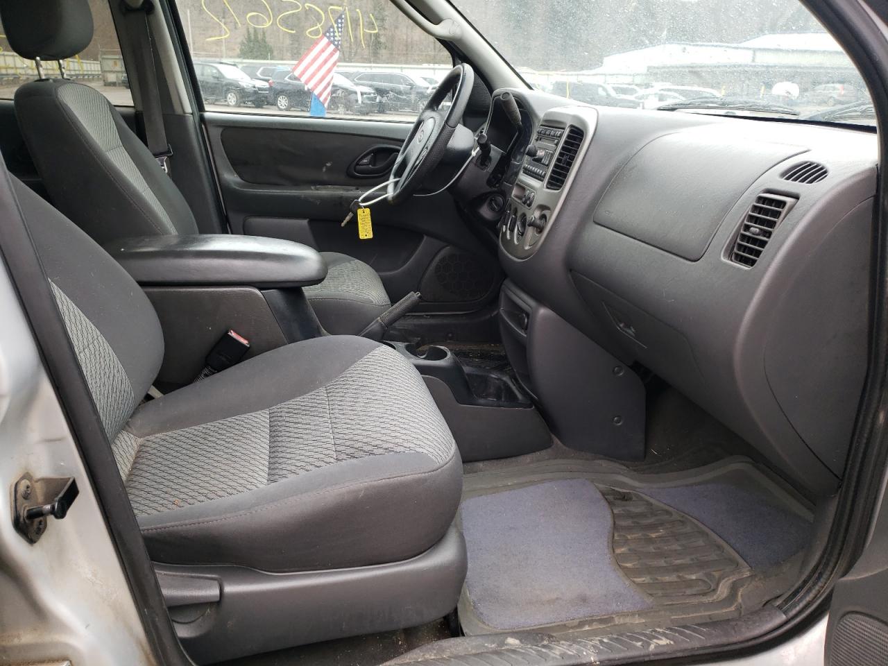 Photo 5 from auction – 2004 FORD ESCAPE XLT with VIN 1FMYU93184KB51514