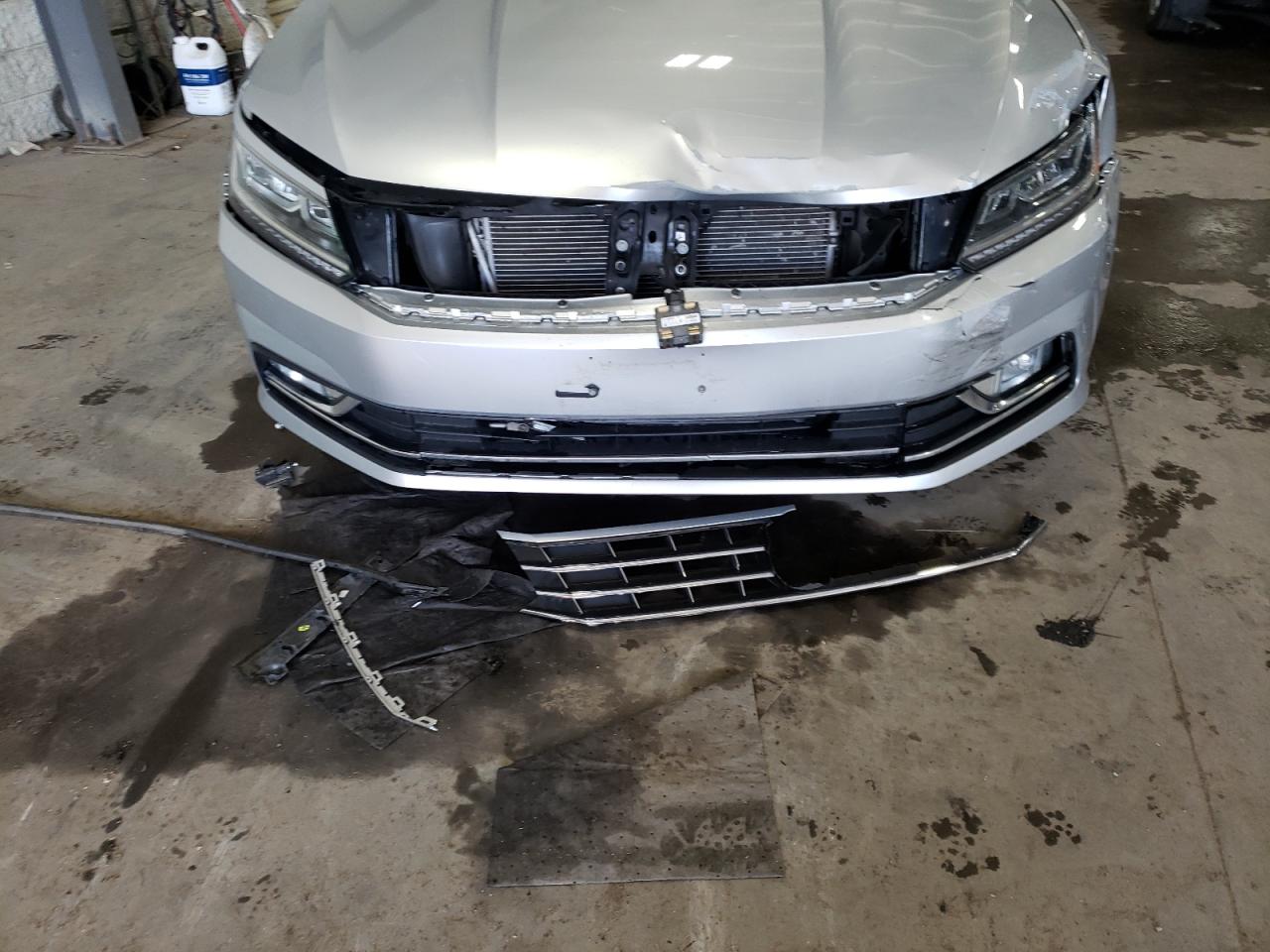 Photo 9 from auction – 2016 VOLKSWAGEN PASSAT SE with VIN 1VWBS7A30GC016368