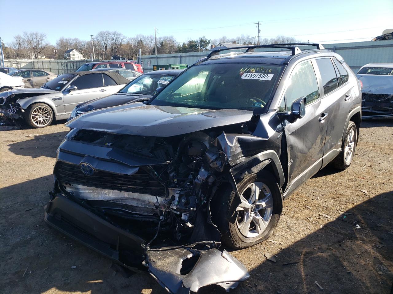 Photo 2 from auction – 2019 TOYOTA RAV4 XLE with VIN JTMRWRFVXKD029904