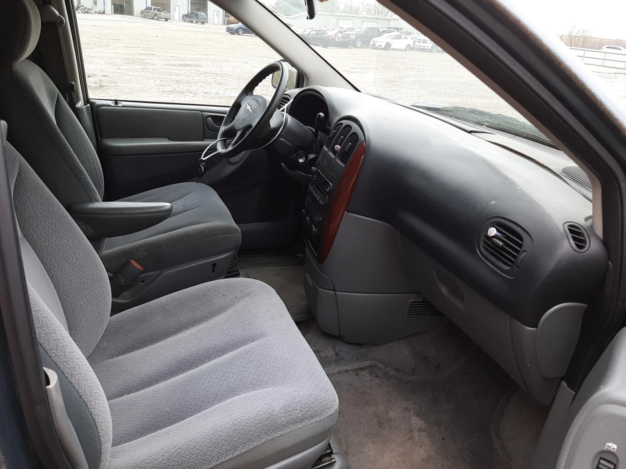 Photo 5 from auction – 2005 CHRYSLER TOWN & COU with VIN 1C4GP45R45B339736