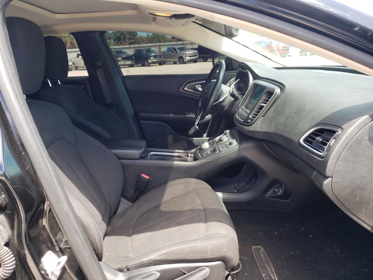 Photo 5 from auction – 2016 CHRYSLER 200 LIMITE with VIN 1C3CCCAB7GN149867