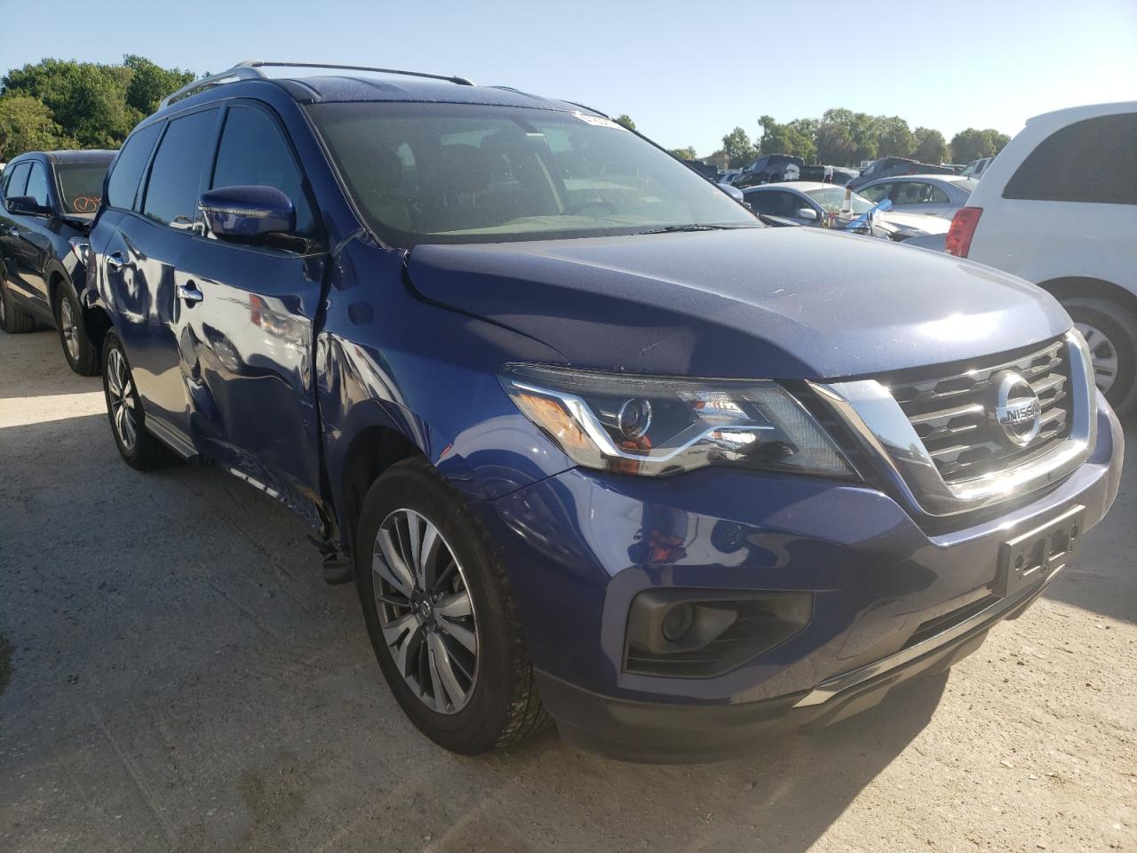NISSAN PATHFINDER 2017 with VIN 5N1DR2MM0HC613838 - Photo from auction
