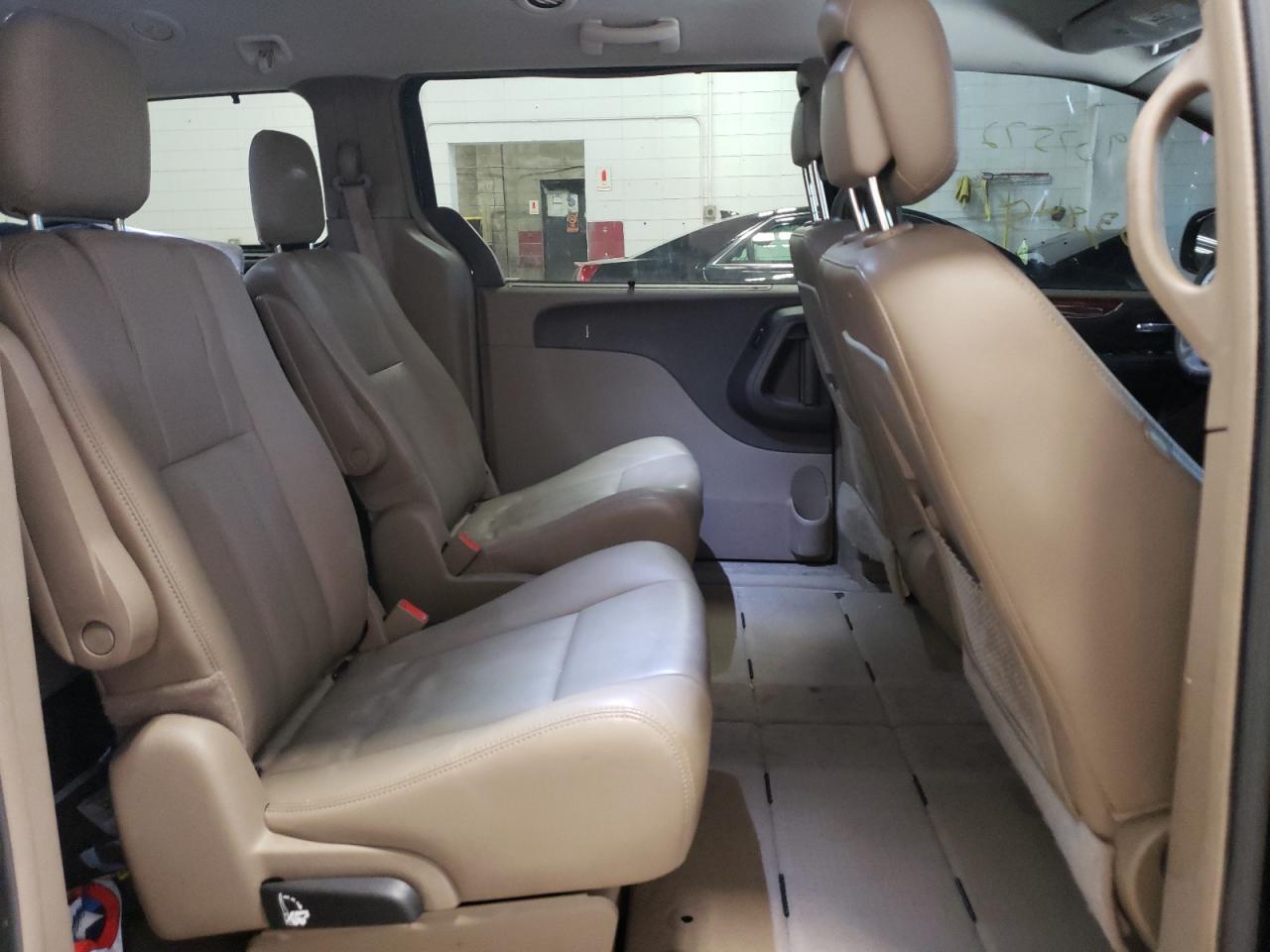 Photo 6 from auction – 2015 CHRYSLER TOWN & COU with VIN 2C4RC1BG9FR627115