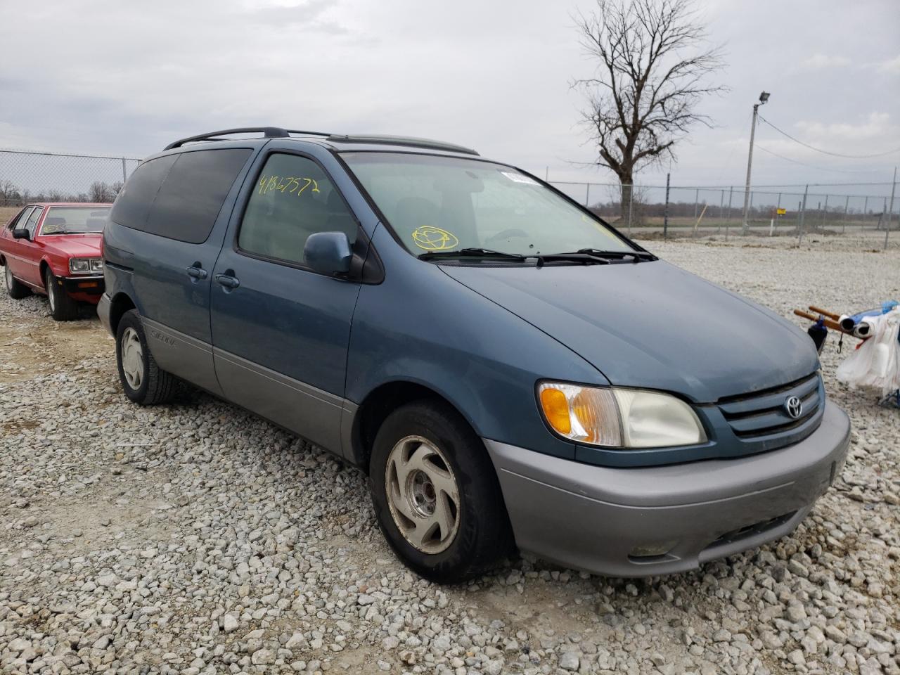 TOYOTA SIENNA LE 2002 with VIN 4T3ZF13C92U495606 - Photo from auction