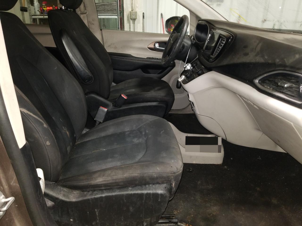 Photo 5 from auction – 2017 CHRYSLER PACIFICA T with VIN 2C4RC1DG2HR537725