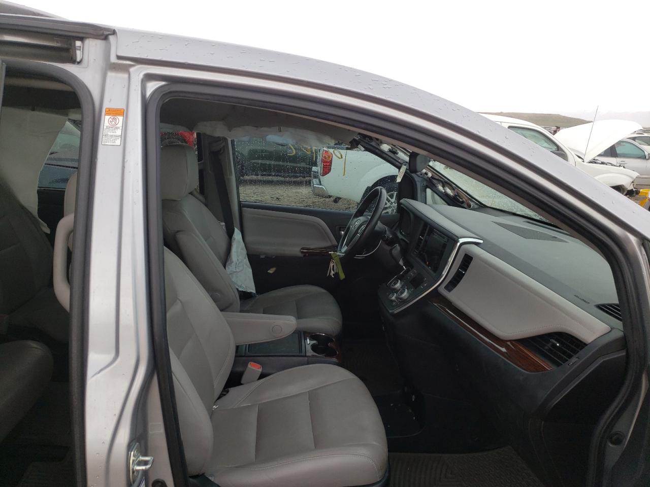 Photo 5 from auction – 2015 TOYOTA SIENNA XLE with VIN 5TDDK3DC9FS095178