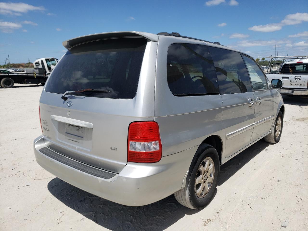 Photo 4 from auction – 2004 KIA SEDONA EX with VIN KNDUP131746585072