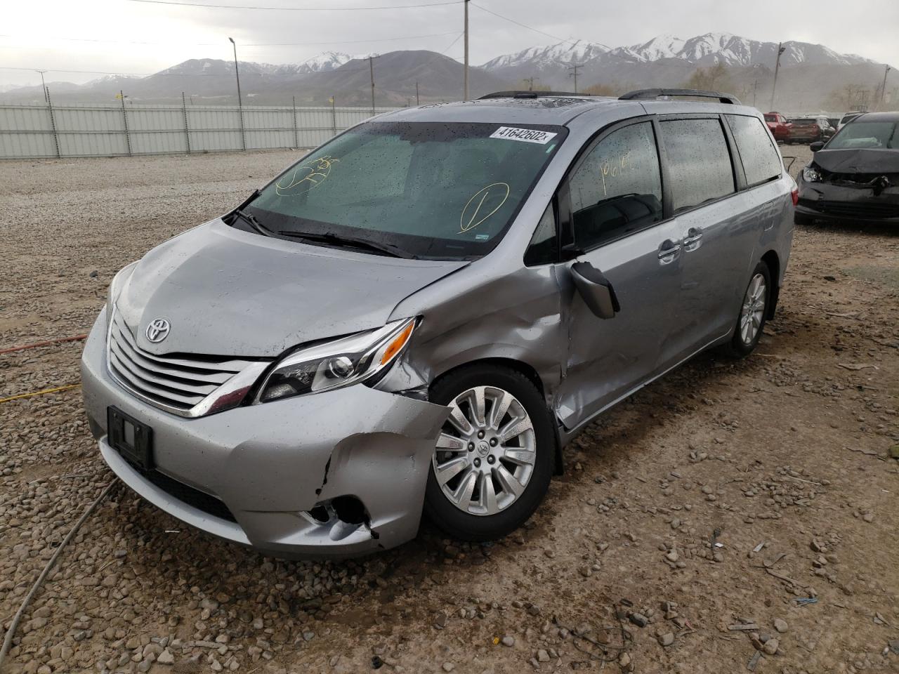 Photo 2 from auction – 2015 TOYOTA SIENNA XLE with VIN 5TDDK3DC9FS095178