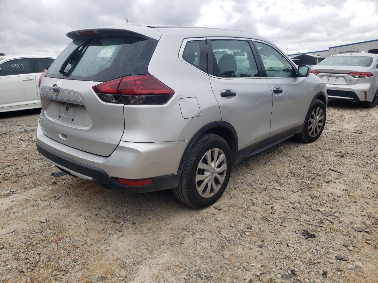 Photo 4 from auction – 2019 NISSAN ROGUE S with VIN 5N1AT2MT0KC767548