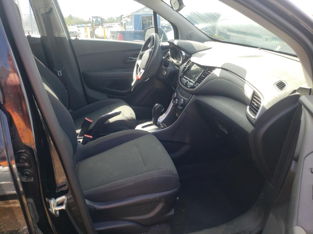 Photo 5 from auction – 2018 CHEVROLET TRAX LS with VIN 3GNCJNSBXJL407132