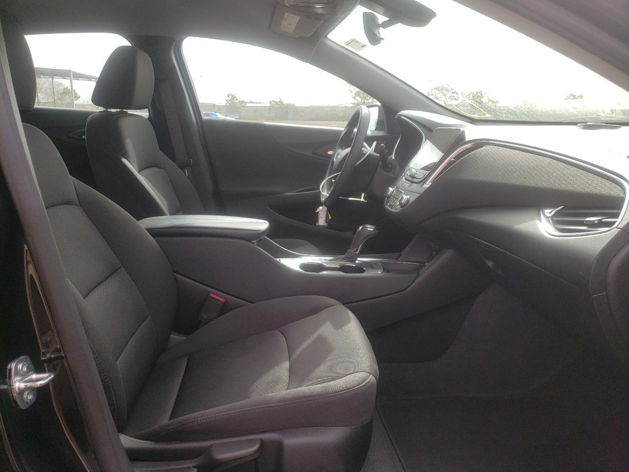 Photo 5 from auction – 2020 CHEVROLET MALIBU LT with VIN 1G1ZD5ST5LF097402