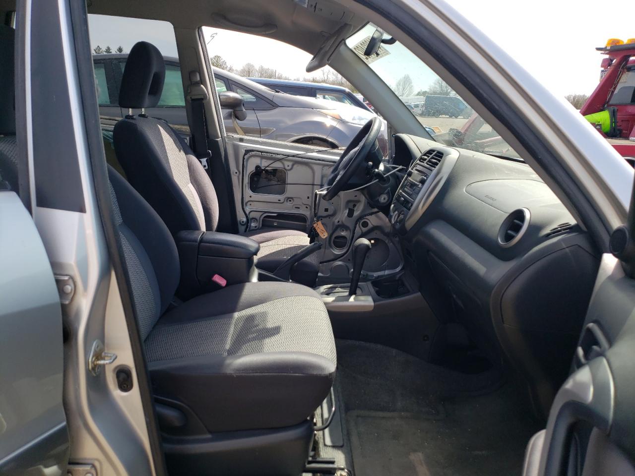 Photo 5 from auction – 2004 TOYOTA RAV4 with VIN JTEGD20V040009972