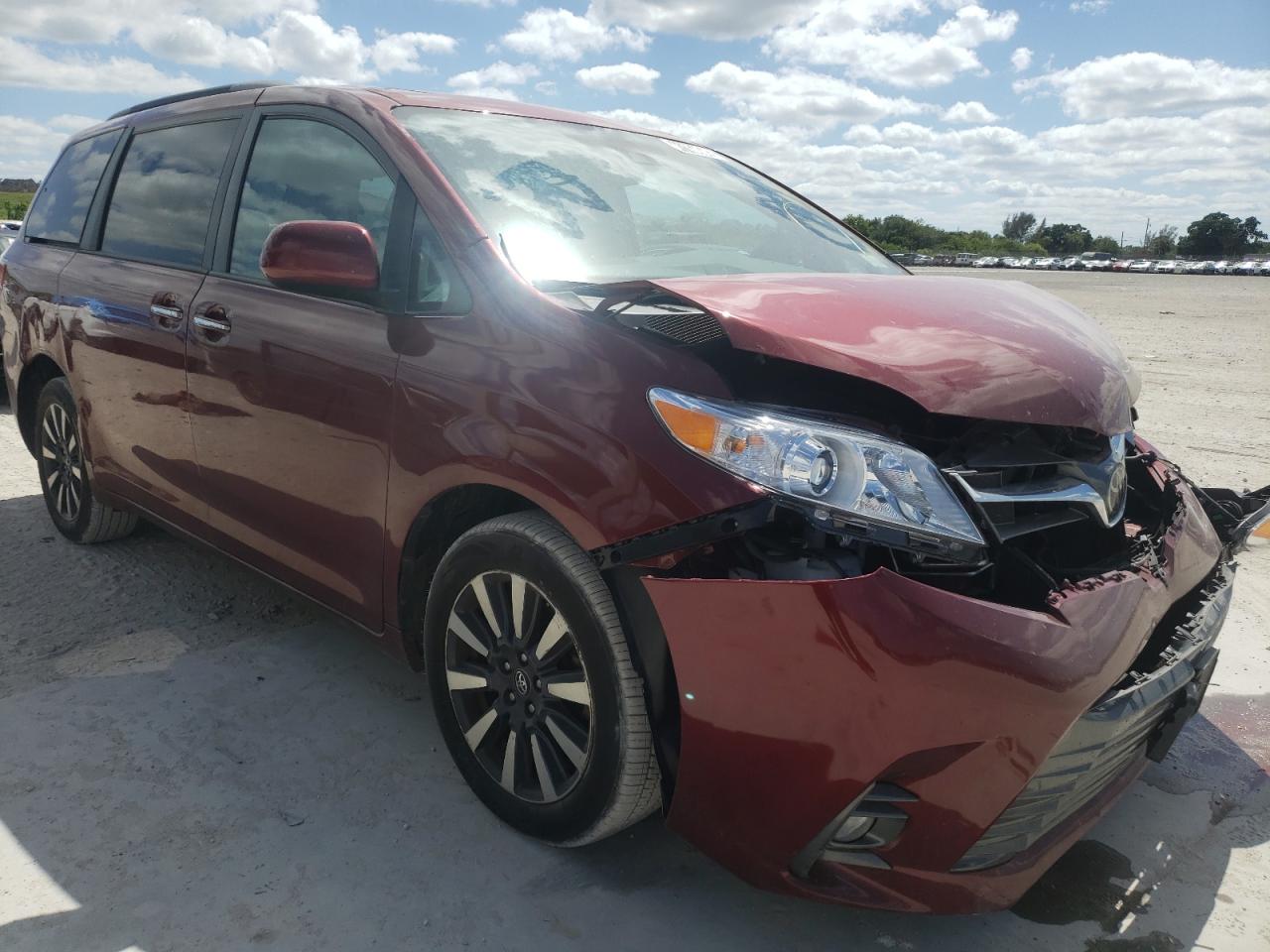 TOYOTA SIENNA XLE 2018 with VIN 5TDDZ3DC2JS203211 - Photo from auction