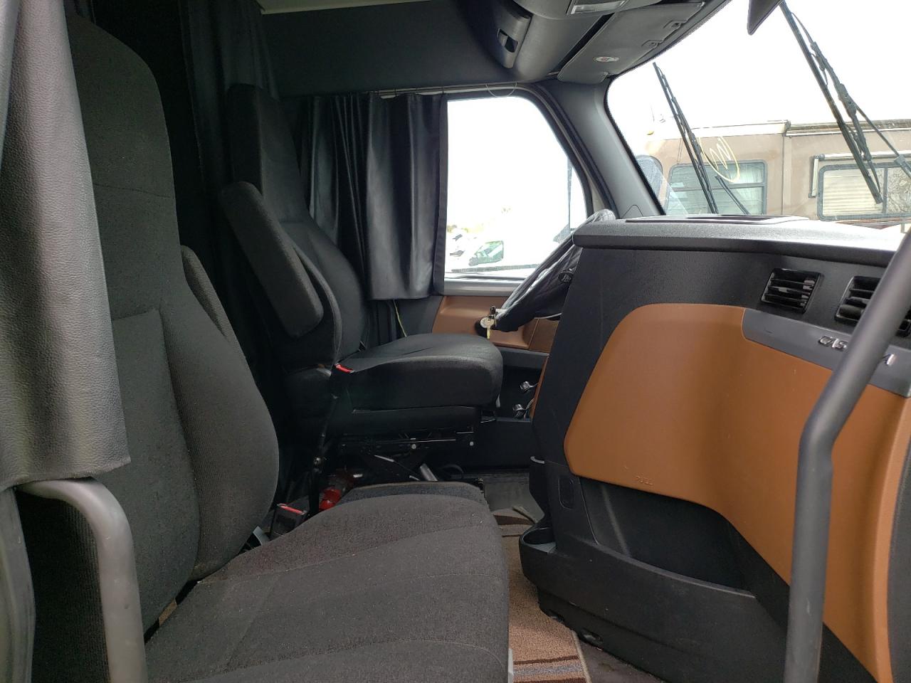 Photo 5 from auction – 2019 FREIGHTLINER CASCADIA 1 with VIN 3AKJHHDR6KSKG6752
