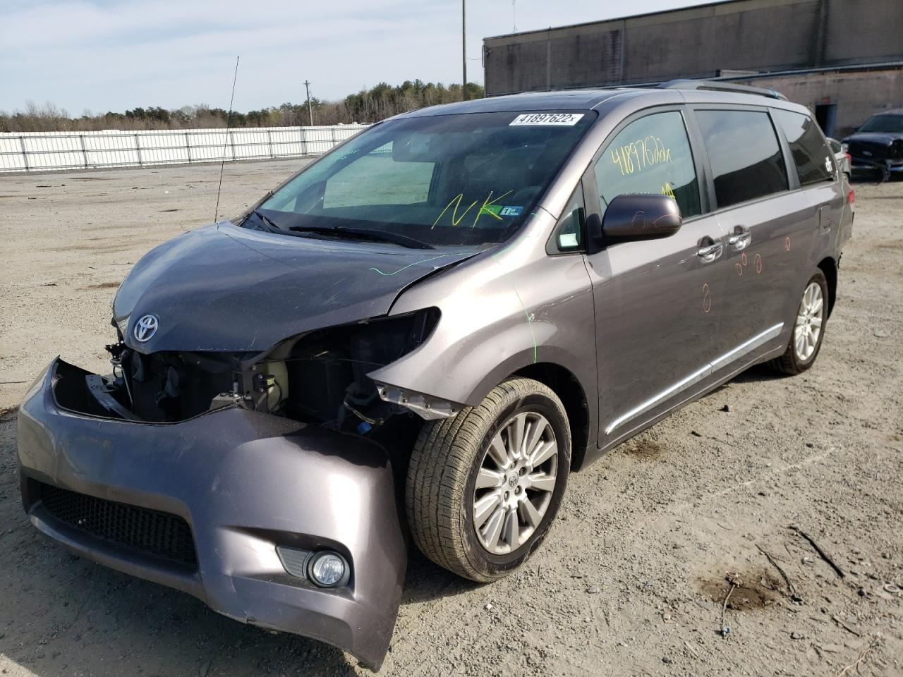 Photo 2 from auction – 2013 TOYOTA SIENNA XLE with VIN 5TDDK3DC1DS066786