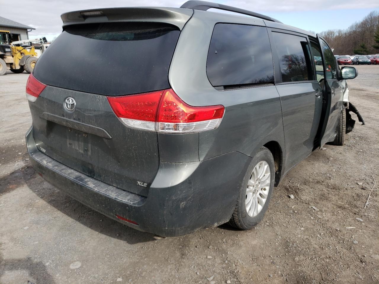 Photo 4 from auction – 2013 TOYOTA SIENNA XLE with VIN 5TDYK3DC8DS361577