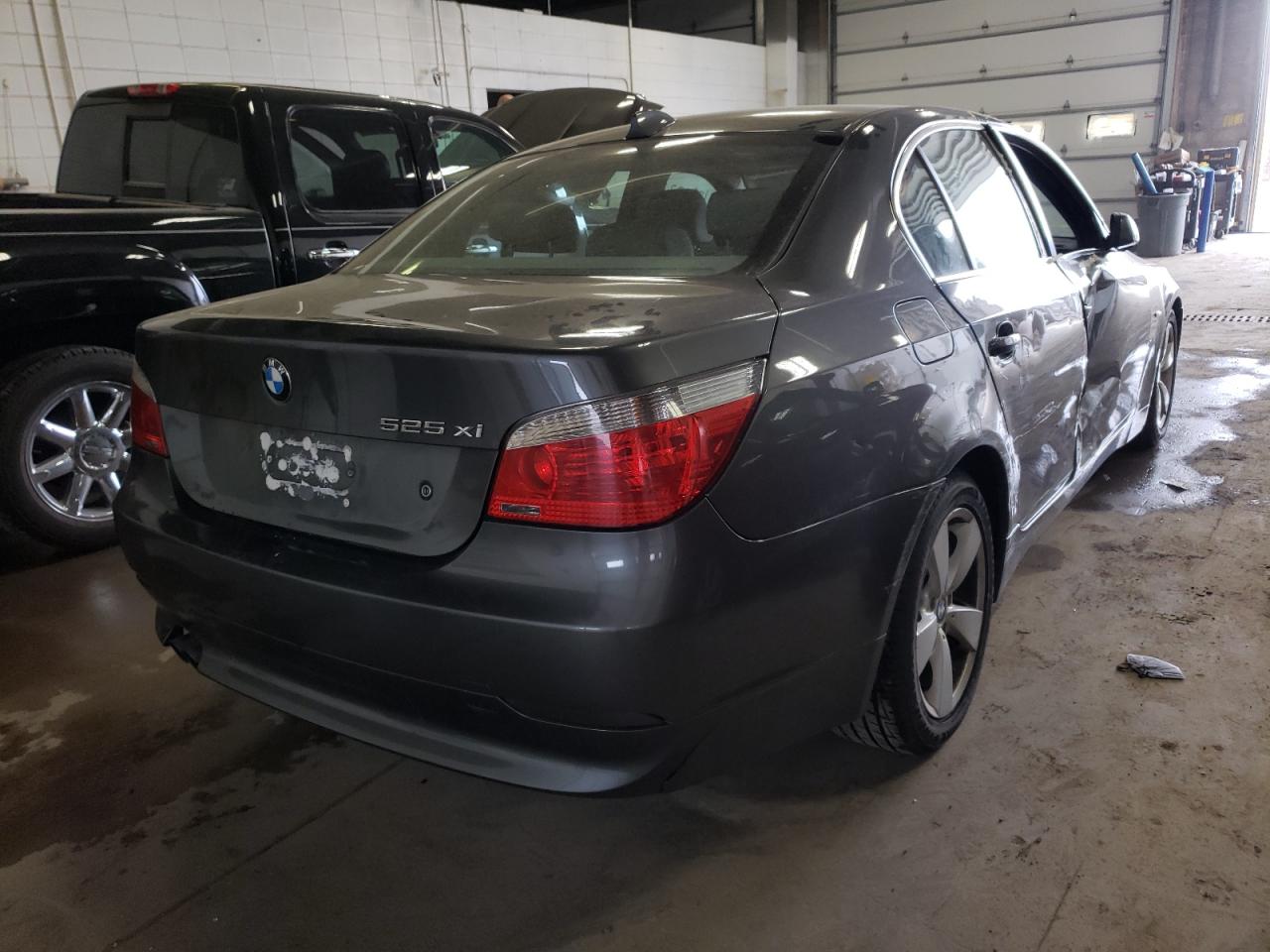 Photo 4 from auction – 2007 BMW 525 XI with VIN WBANF33597CW69838