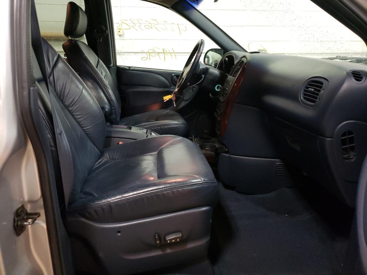 Photo 5 from auction – 2001 CHRYSLER TOWN & COU with VIN 2C8GP54L71R107855