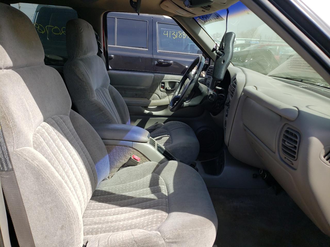 Photo 5 from auction – 1999 CHEVROLET BLAZER with VIN 1GNCS13W4X2215142