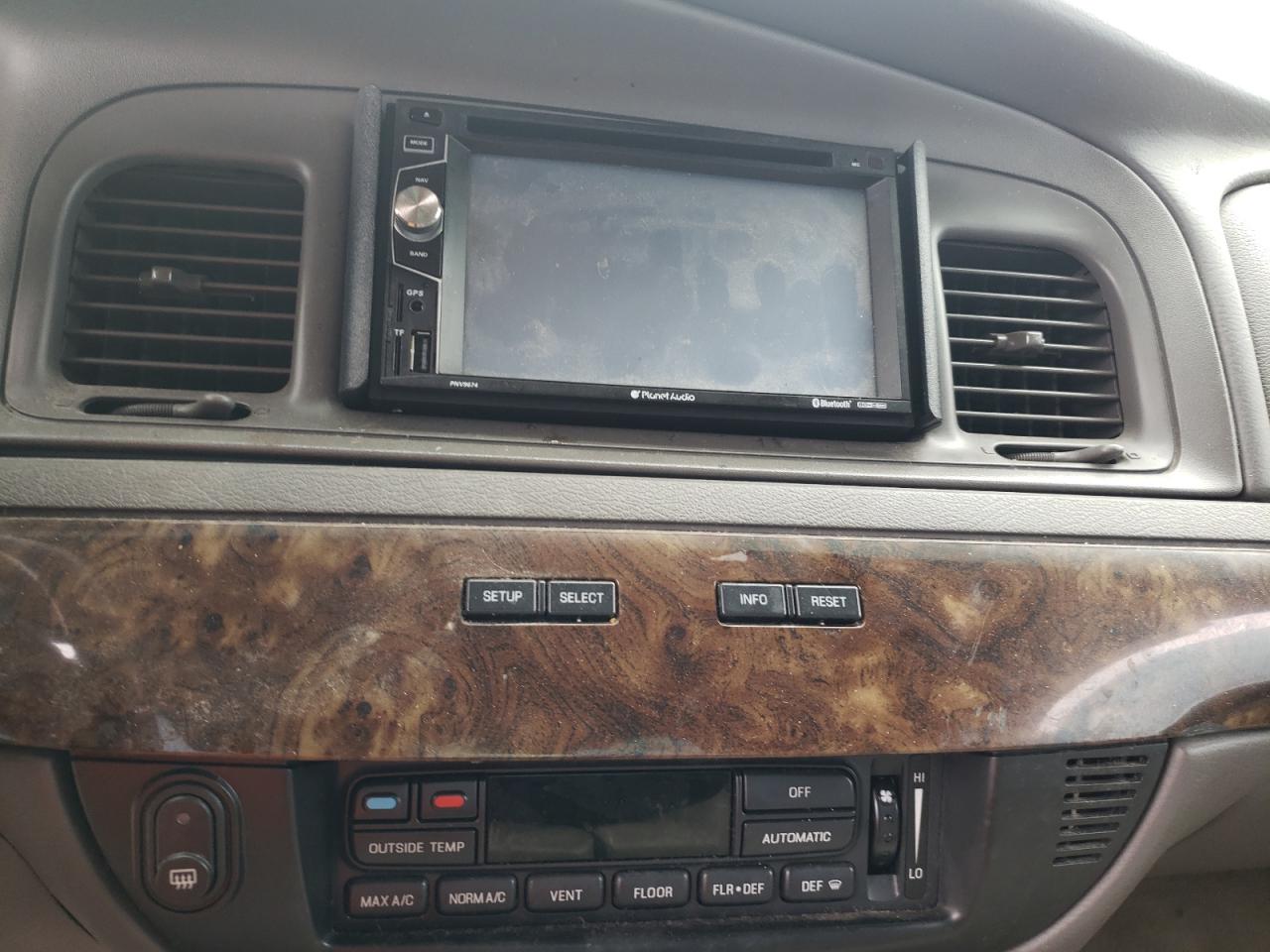 Photo 9 from auction – 2011 MERCURY GRAND MARQ with VIN 2MEBM7FV7BX610036