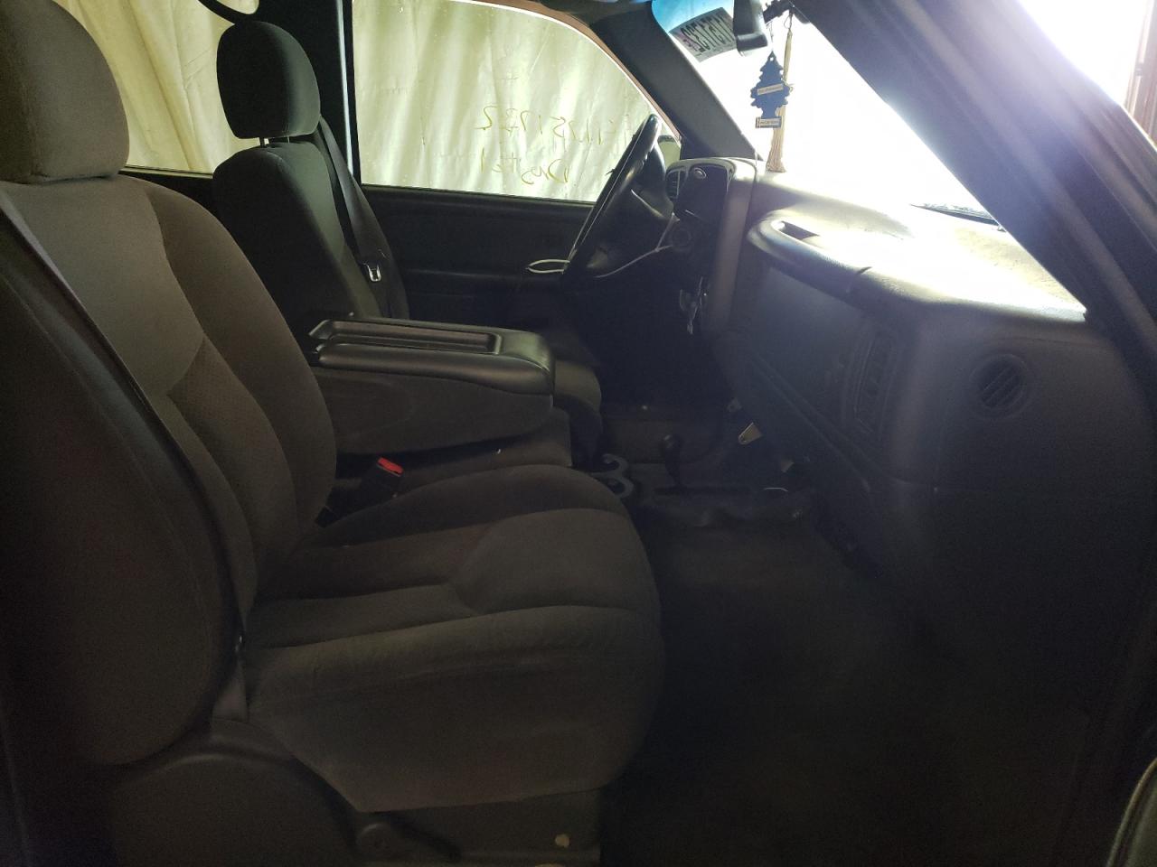 Photo 5 from auction – 2003 CHEVROLET SILVERADO with VIN 1GCHK23U83F105684