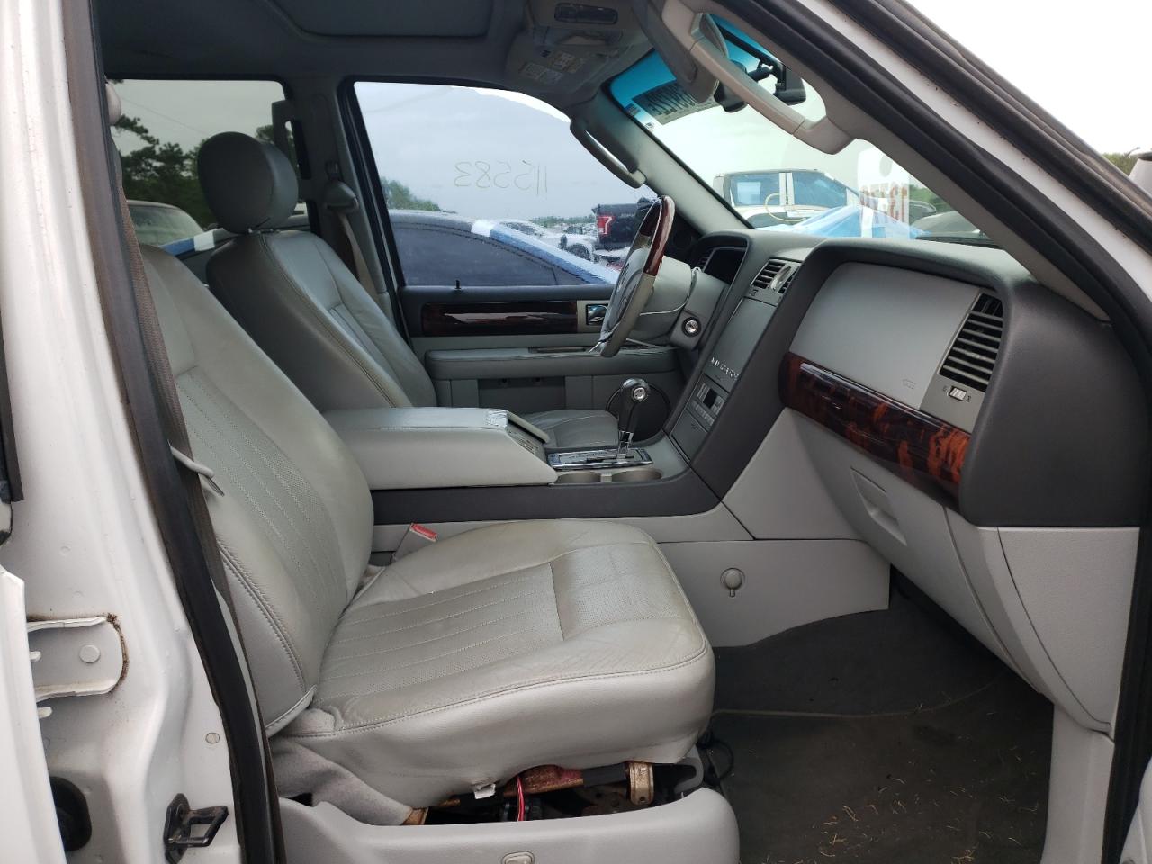 Photo 5 from auction – 2006 LINCOLN NAVIGATOR with VIN 5LMFU27586LJ16185