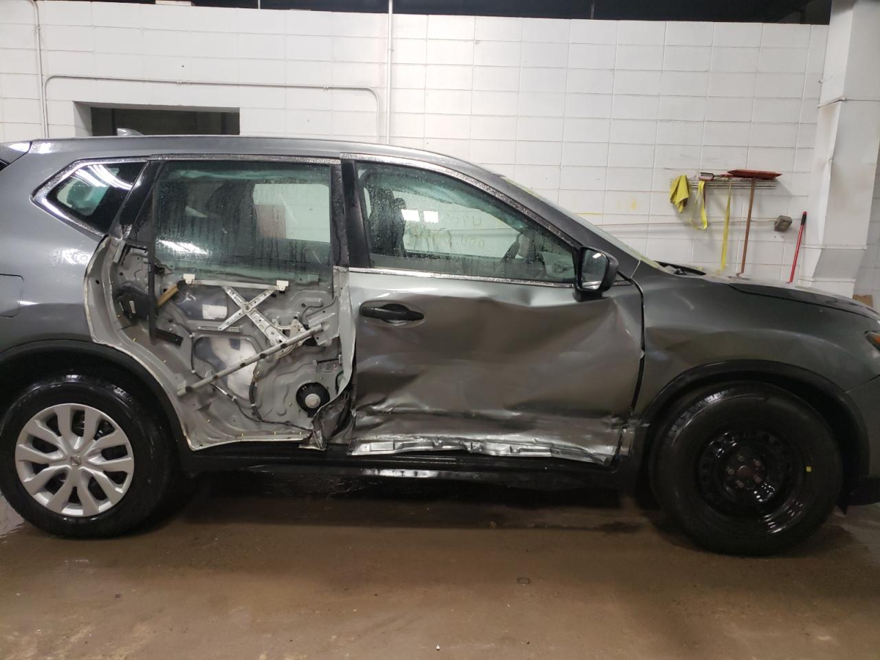 Photo 9 from auction – 2017 NISSAN ROGUE with VIN KNMAT2MTXHP584311