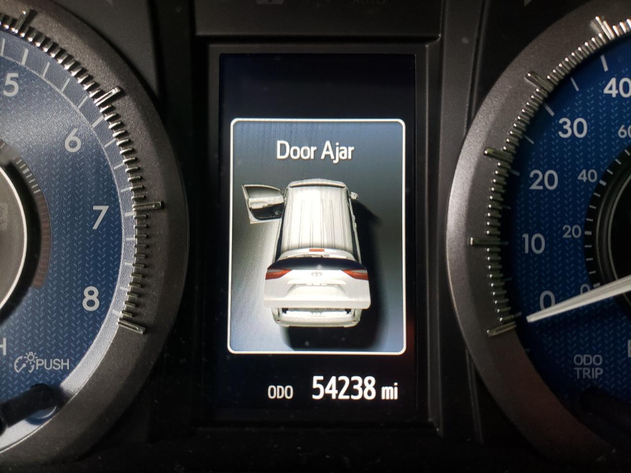 Photo 8 from auction – 2016 TOYOTA SIENNA XLE with VIN 5TDYK3DC8GS734833