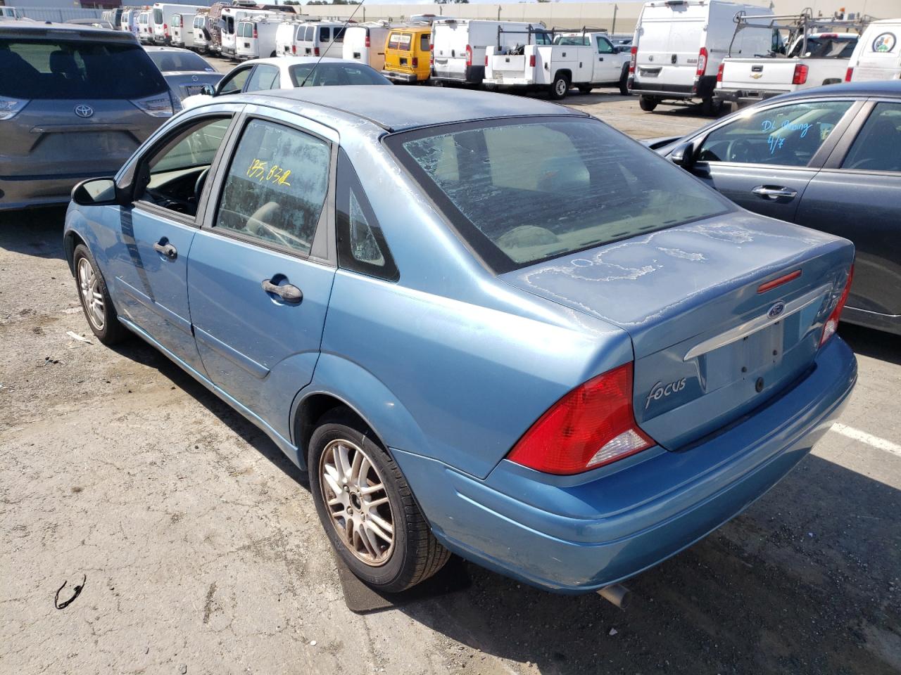 Photo 3 from auction – 2004 FORD FOCUS with VIN 1FAHP3833YW136233