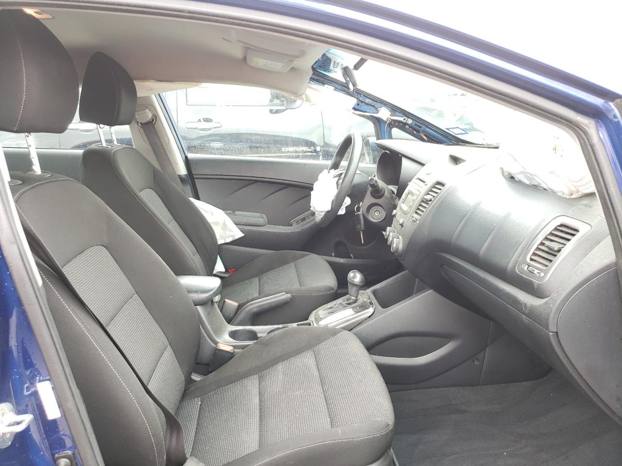 Photo 5 from auction – 2017 KIA FORTE LX with VIN 3KPFK4A77HE027948