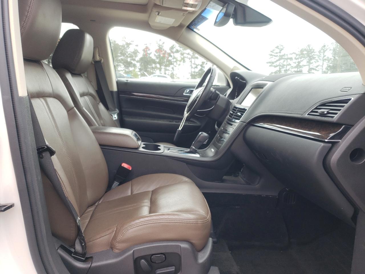 Zdjęcie 5 z aukcji – 2015 LINCOLN MKT z VIN 2LMHJ5AT1FBL04421