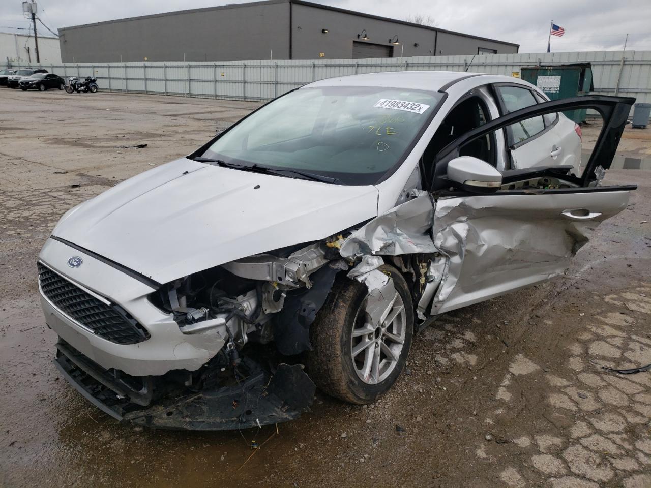 Photo 2 from auction – 2015 FORD FOCUS SE with VIN 1FADP3F28FL374070