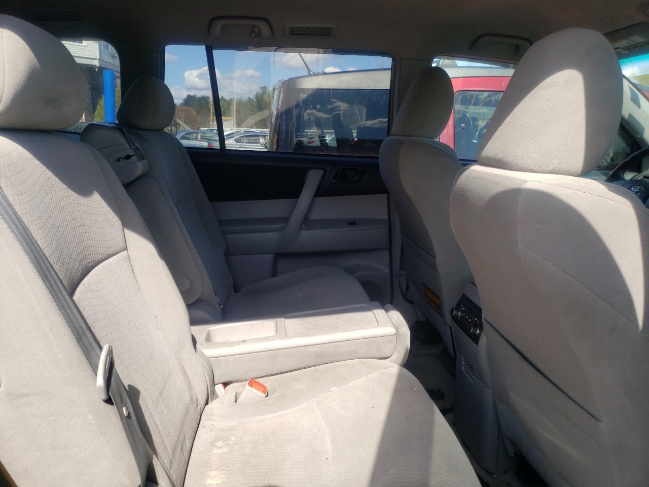 Photo 6 from auction – 2010 TOYOTA HIGHLANDER with VIN 5TDBK3EH7AS039590