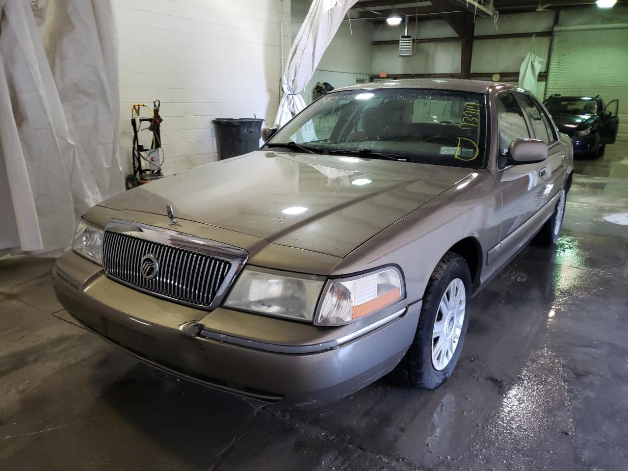Photo 2 from auction – 2005 MERCURY GRAND MARQ with VIN 2MEFM74W85X602450