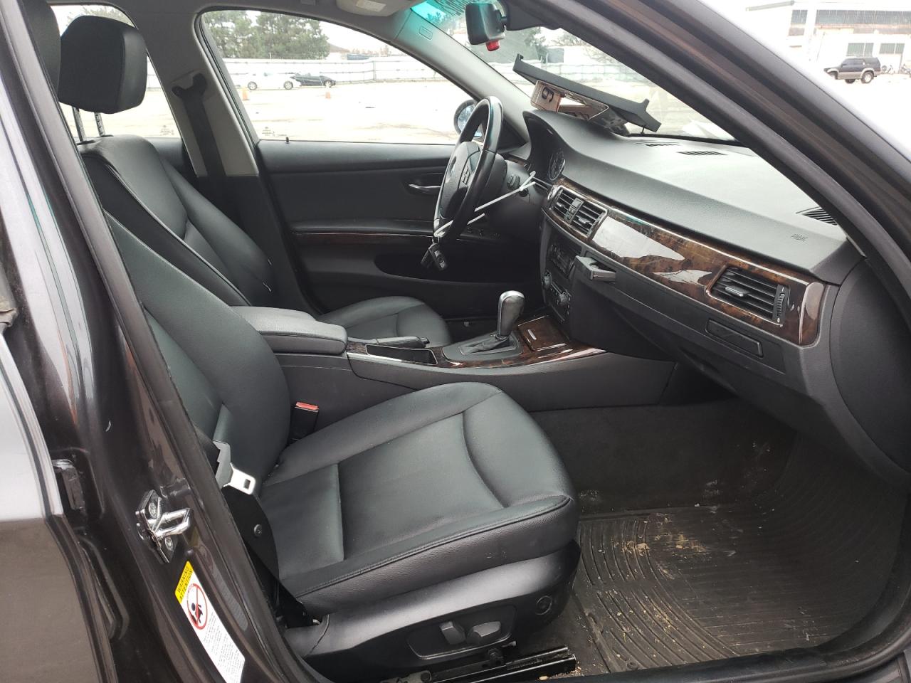 Photo 5 from auction – 2006 BMW 325 I with VIN WBAVB13506PT21336