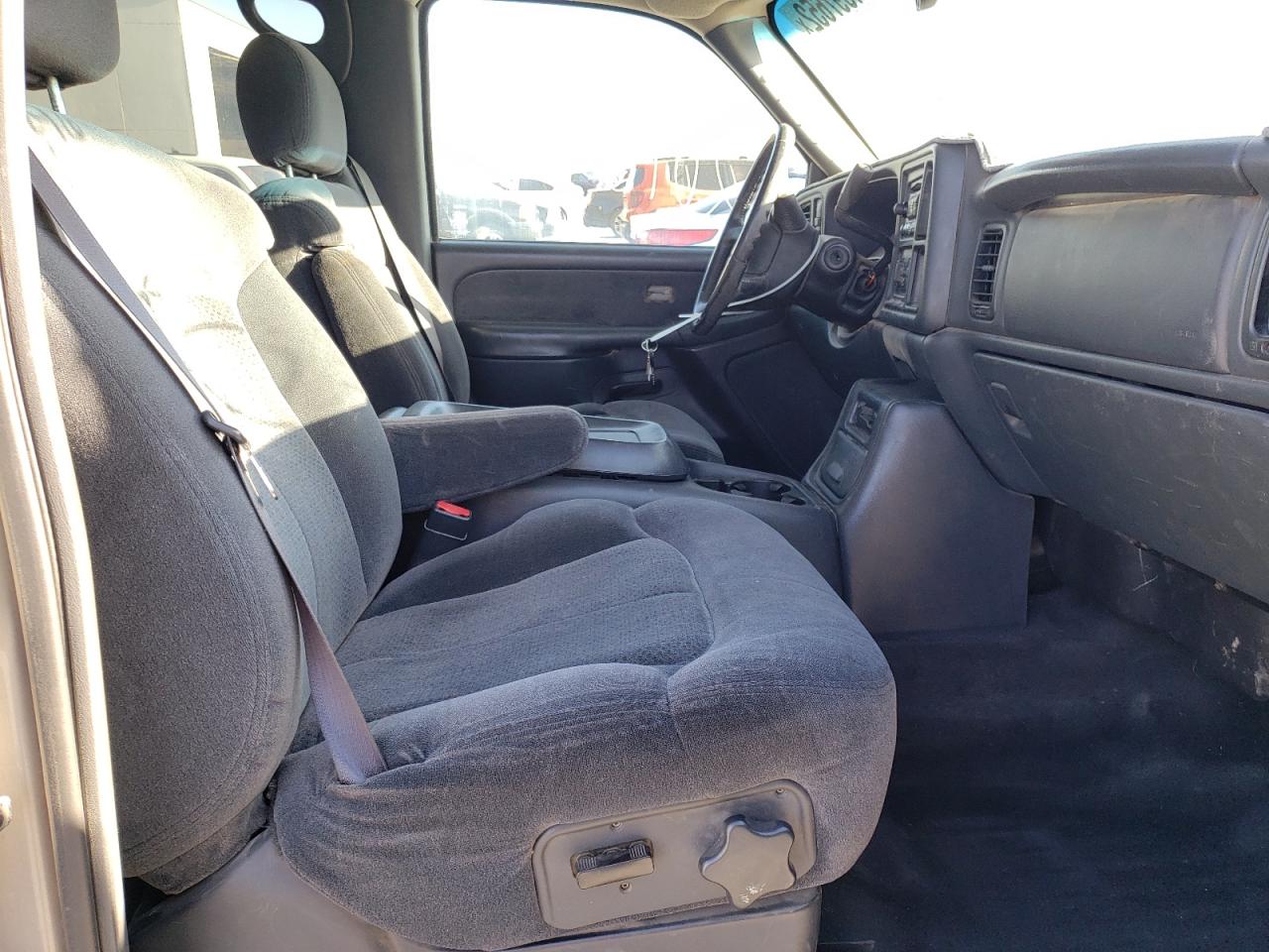 Photo 5 from auction – 2002 CHEVROLET SILVERADO with VIN 1GCHK23U92F180666
