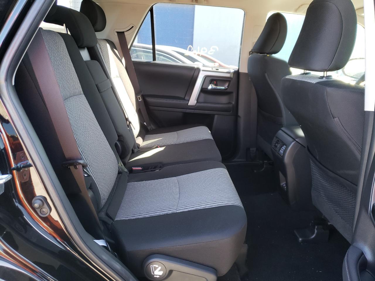 Photo 6 from auction – 2022 TOYOTA 4RUNNER SR with VIN JTEMU5JR8N6019668