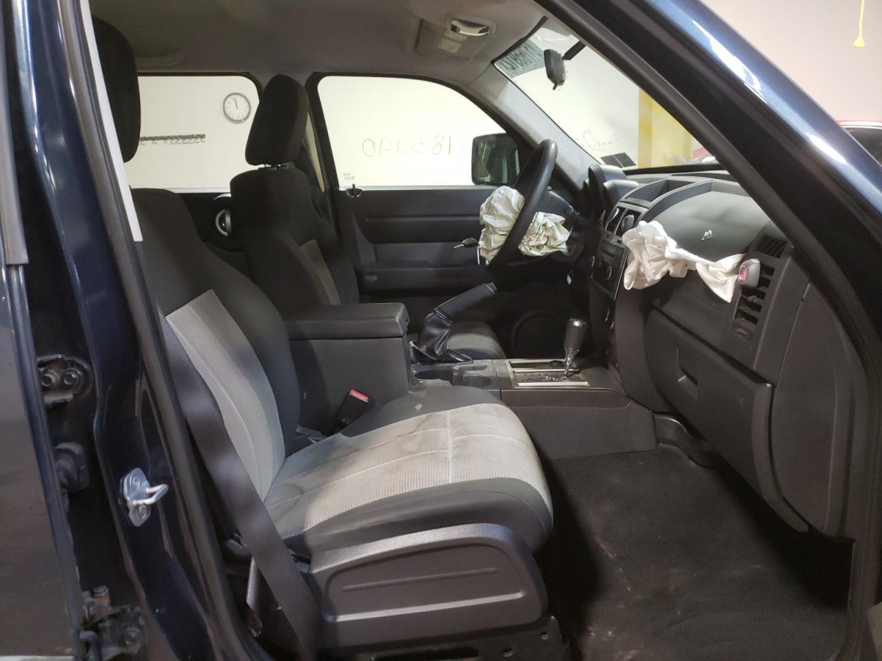 Photo 5 from auction – 2008 DODGE NITRO SXT with VIN 1D8GU28K08W113705