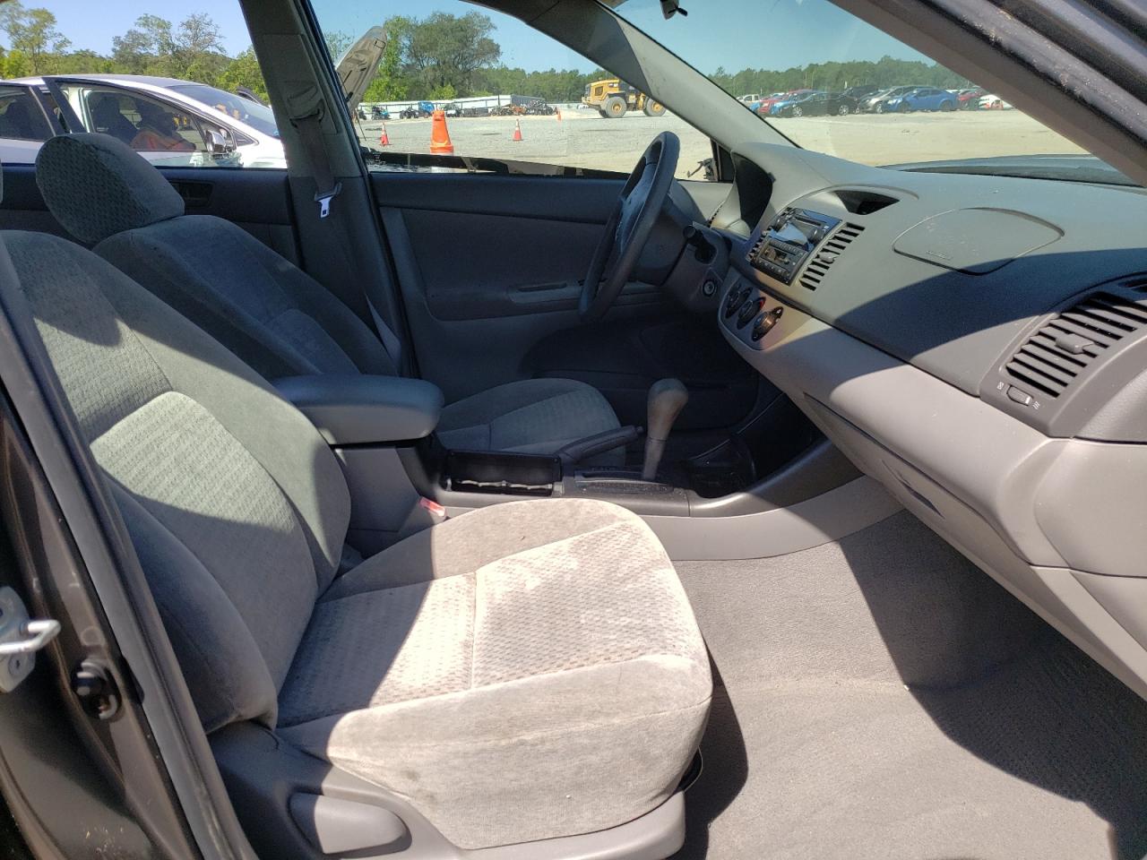 Photo 5 from auction – 2002 TOYOTA CAMRY LE with VIN 4T1BE32K02U566502