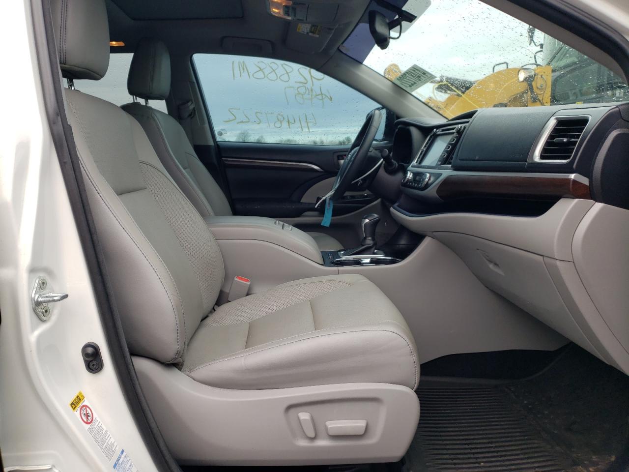 Photo 5 from auction – 2016 TOYOTA HIGHLANDER with VIN 5TDDKRFH8GS309610