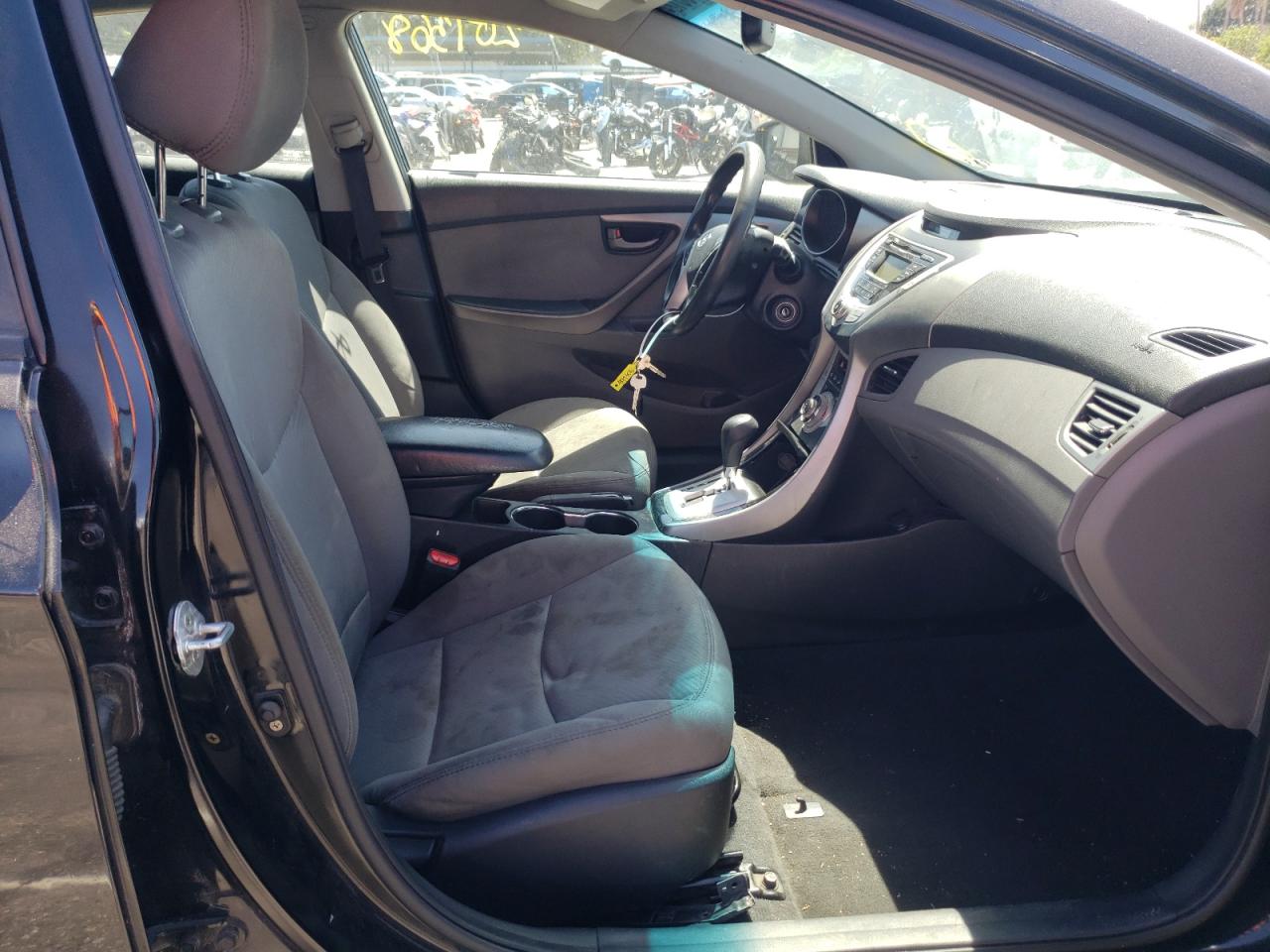 Photo 5 from auction – 2012 HYUNDAI ELANTRA GL with VIN 5NPDH4AE2CH098807
