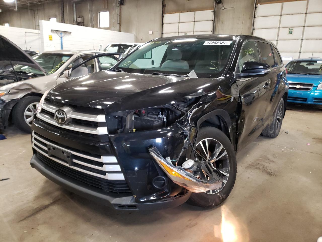 Photo 2 from auction – 2017 TOYOTA HIGHLANDER with VIN 5TDBZRFH4HS428534
