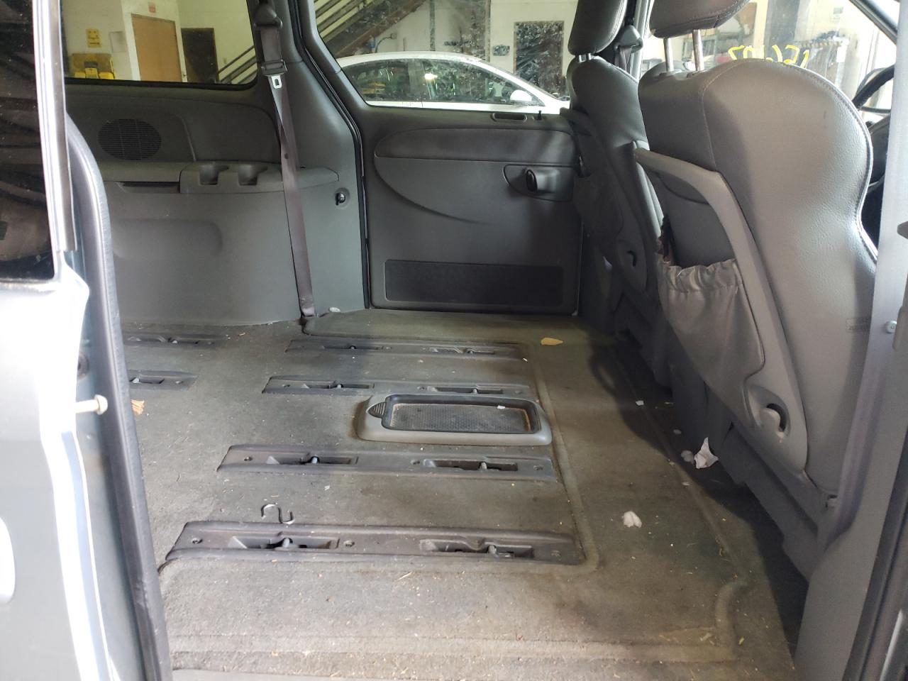 Photo 6 from auction – 2004 CHRYSLER TOWN & COU with VIN 2C8GP64L54R548426