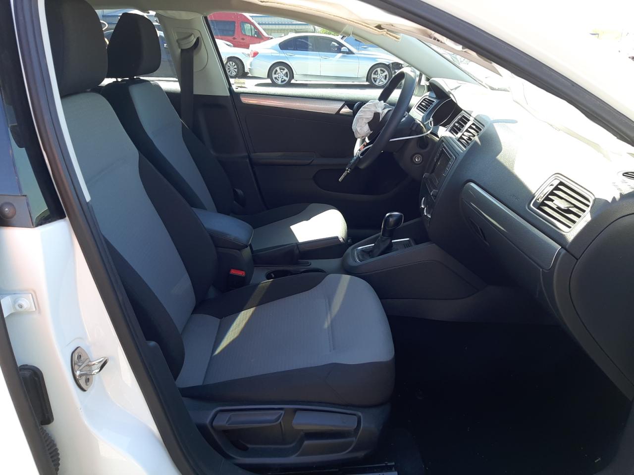 Photo 5 from auction – 2017 VOLKSWAGEN JETTA S with VIN 3VW2B7AJ7HM327424