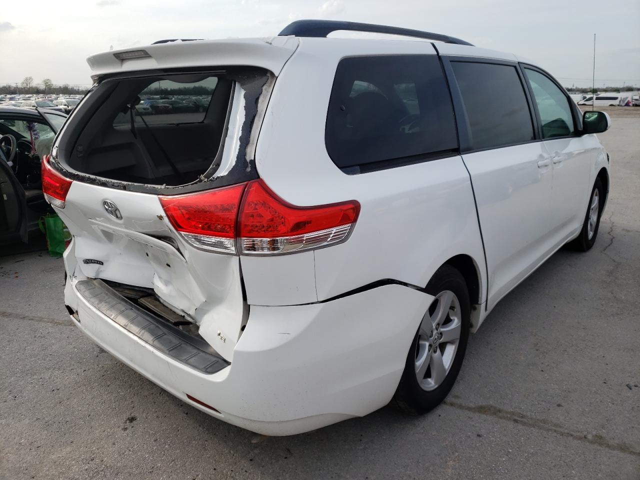 Photo 4 from auction – 2014 TOYOTA SIENNA LE with VIN 5TDKK3DC6ES464522