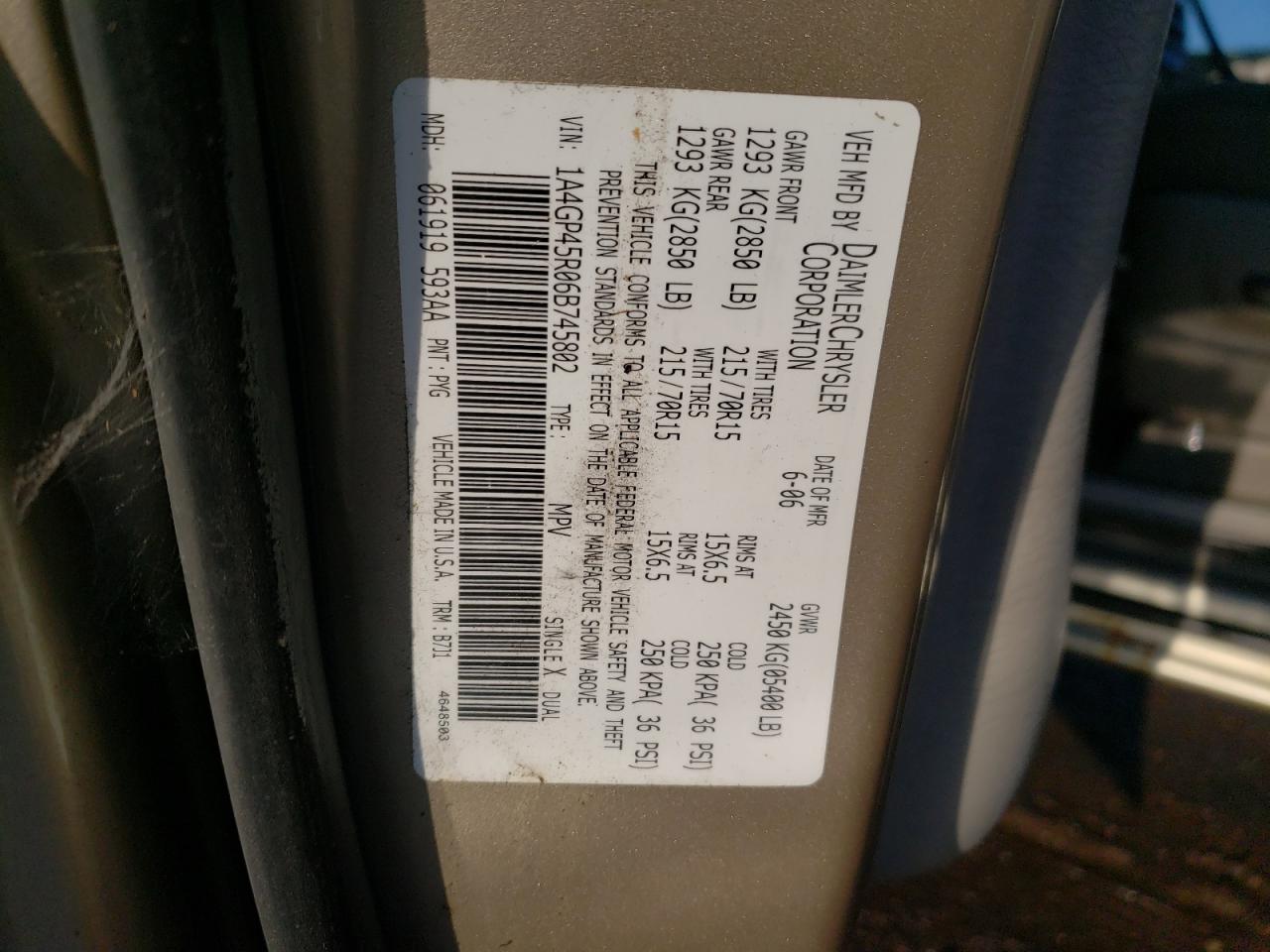 Photo 10 from auction – 2006 CHRYSLER TOWN & COU with VIN 1A4GP45R06B745802
